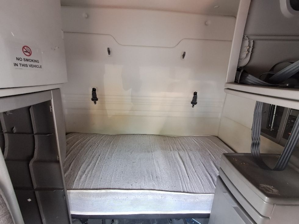 Sleeper Tractor-Heavy Duty Tractors-Volvo-2019-VNR64640-Greensboro-NC-363,717\n\t\tmiles-$ 61,250 - Image 16