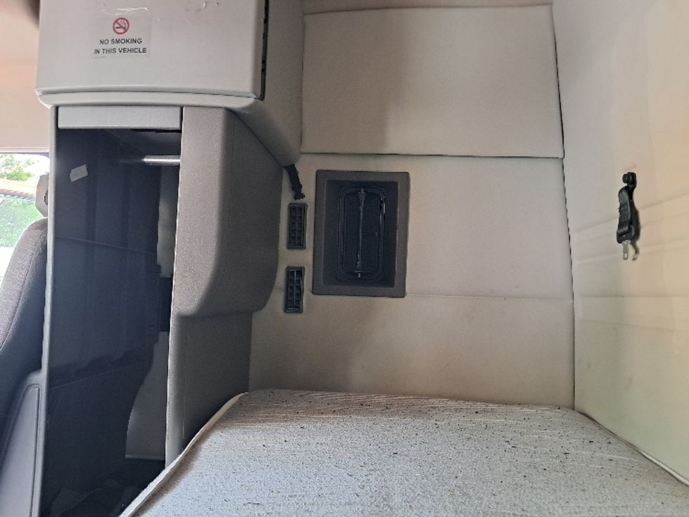 Sleeper Tractor-Heavy Duty Tractors-Volvo-2019-VNR64640-Greensboro-NC-363,717\n\t\tmiles-$ 61,250 - Image 19