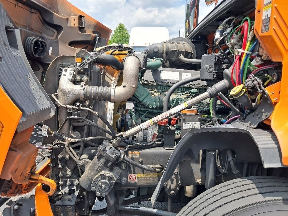 Sleeper Tractor-Heavy Duty Tractors-Volvo-2019-VNR64640-Greensboro-NC-363,717\n\t\tmiles-$ 61,250 - Image 21