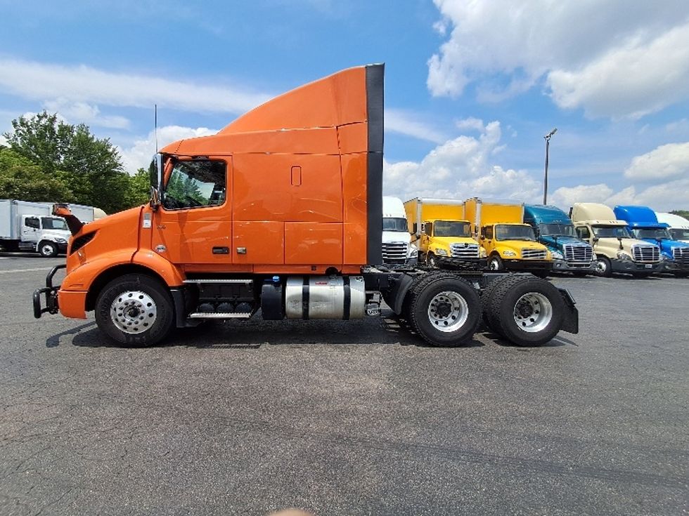 Sleeper Tractor-Heavy Duty Tractors-Volvo-2019-VNR64640-Greensboro-NC-363,717\n\t\tmiles-$ 61,250 - Image 4