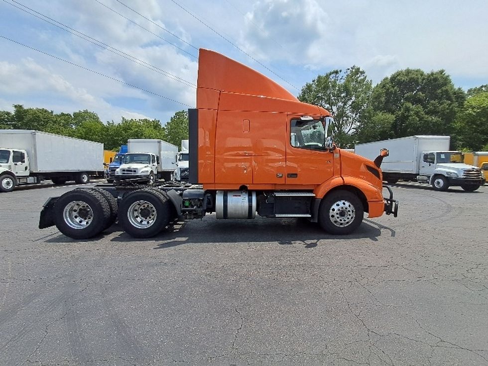 Sleeper Tractor-Heavy Duty Tractors-Volvo-2019-VNR64640-Greensboro-NC-363,717\n\t\tmiles-$ 61,250 - Image 8