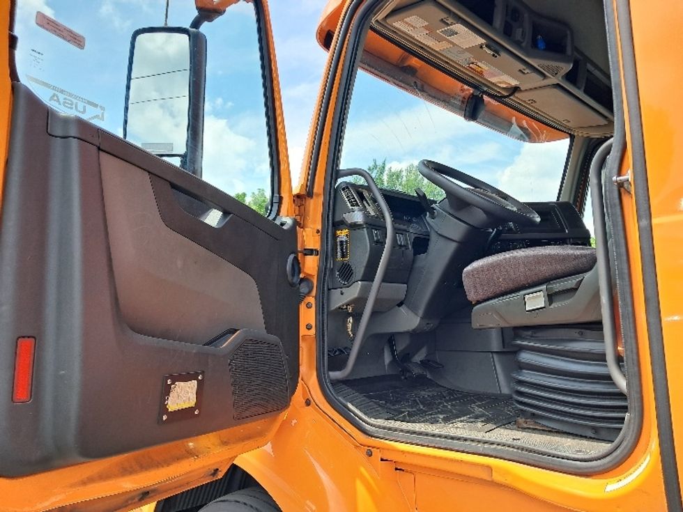 Sleeper Tractor-Heavy Duty Tractors-Volvo-2019-VNR64640-Greensboro-NC-363,717\n\t\tmiles-$ 61,250 - Image 9