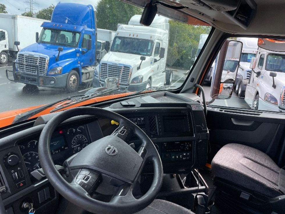 Sleeper Tractor-Heavy Duty Tractors-Volvo-2019-VNR64640-Greensboro-NC-369,287\n\t\tmiles-$ 60,000 - Image 10