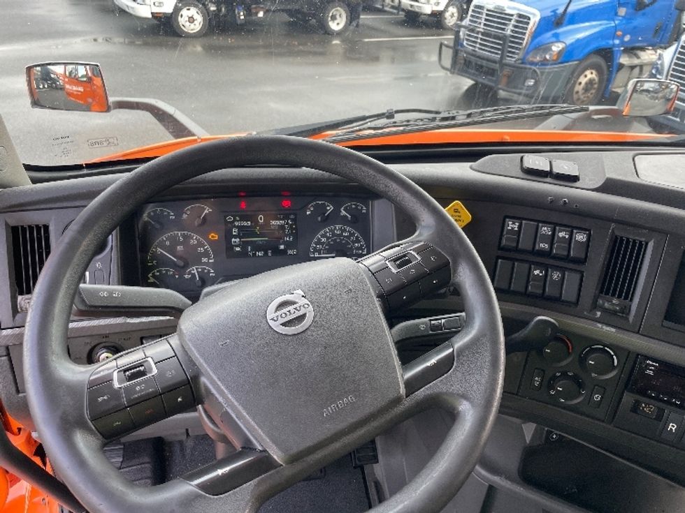 Sleeper Tractor-Heavy Duty Tractors-Volvo-2019-VNR64640-Greensboro-NC-369,287\n\t\tmiles-$ 60,000 - Image 11