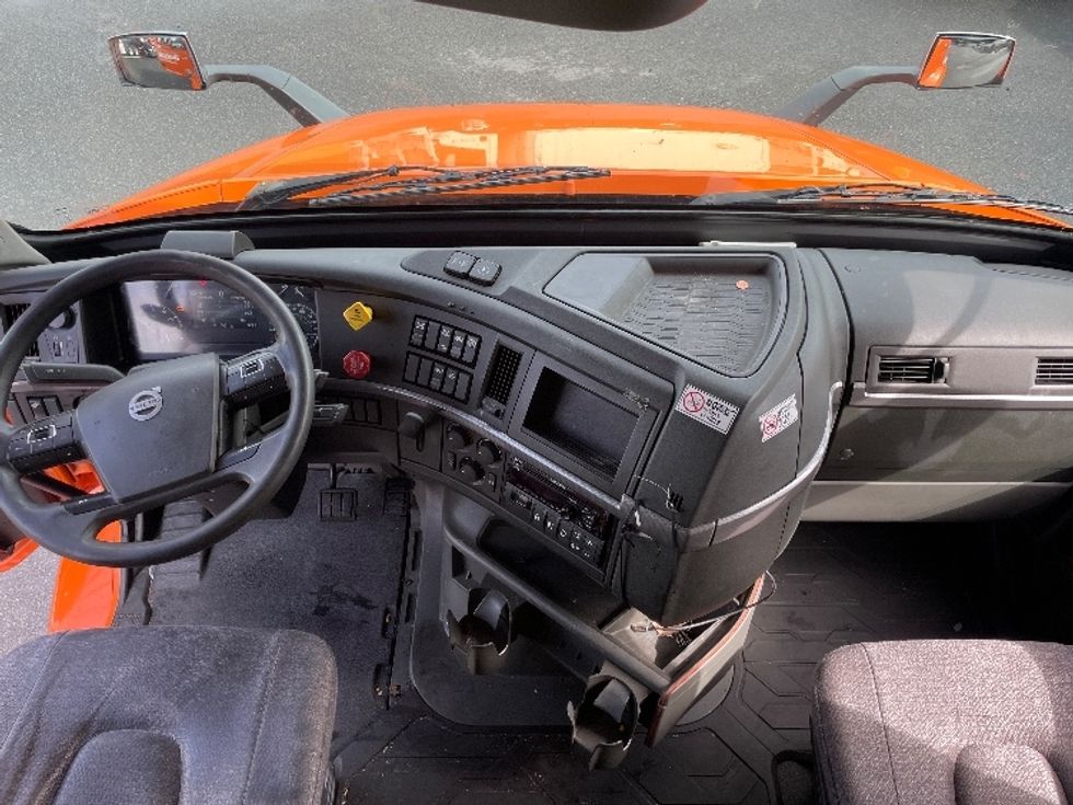 Sleeper Tractor-Heavy Duty Tractors-Volvo-2019-VNR64640-Greensboro-NC-369,287\n\t\tmiles-$ 60,000 - Image 12