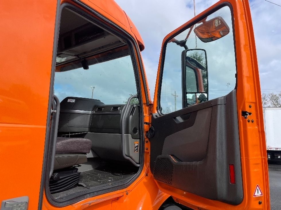 Sleeper Tractor-Heavy Duty Tractors-Volvo-2019-VNR64640-Greensboro-NC-369,287\n\t\tmiles-$ 60,000 - Image 13