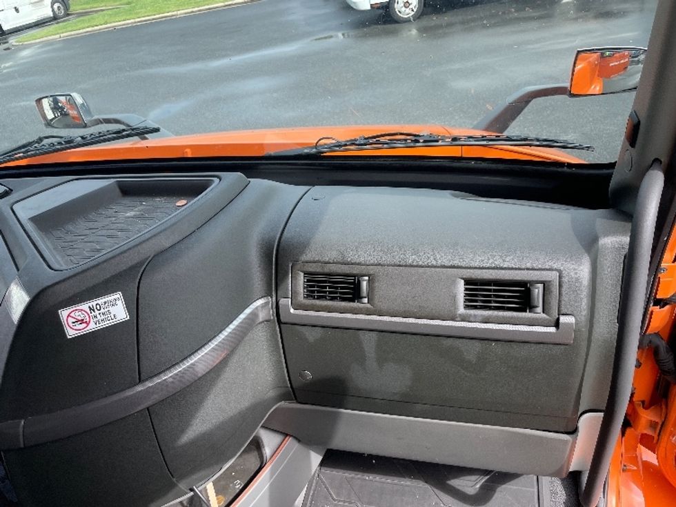 Sleeper Tractor-Heavy Duty Tractors-Volvo-2019-VNR64640-Greensboro-NC-369,287\n\t\tmiles-$ 60,000 - Image 14