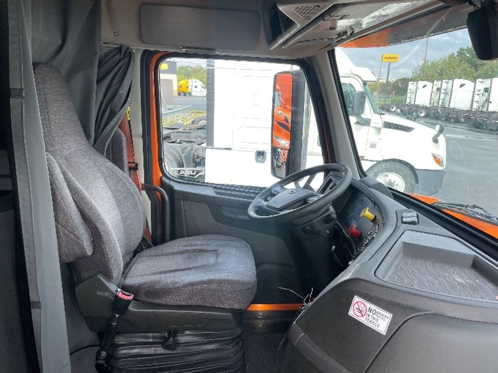 Sleeper Tractor-Heavy Duty Tractors-Volvo-2019-VNR64640-Greensboro-NC-369,287\n\t\tmiles-$ 60,000 - Image 15