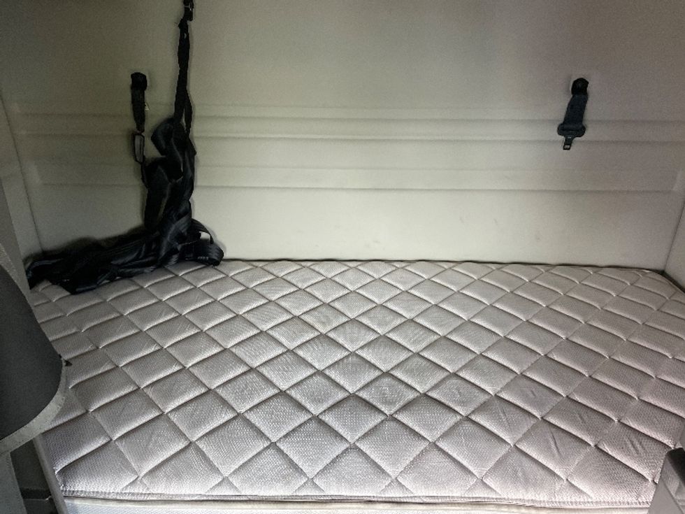 Sleeper Tractor-Heavy Duty Tractors-Volvo-2019-VNR64640-Greensboro-NC-369,287\n\t\tmiles-$ 60,000 - Image 16