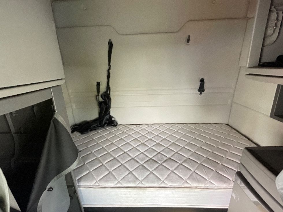 Sleeper Tractor-Heavy Duty Tractors-Volvo-2019-VNR64640-Greensboro-NC-369,287\n\t\tmiles-$ 60,000 - Image 17