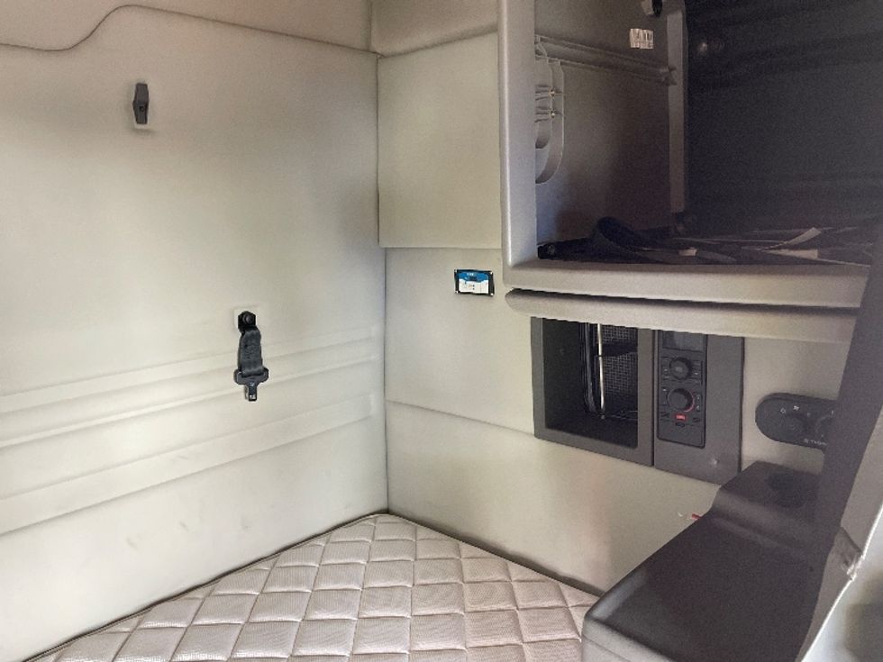 Sleeper Tractor-Heavy Duty Tractors-Volvo-2019-VNR64640-Greensboro-NC-369,287\n\t\tmiles-$ 60,000 - Image 18