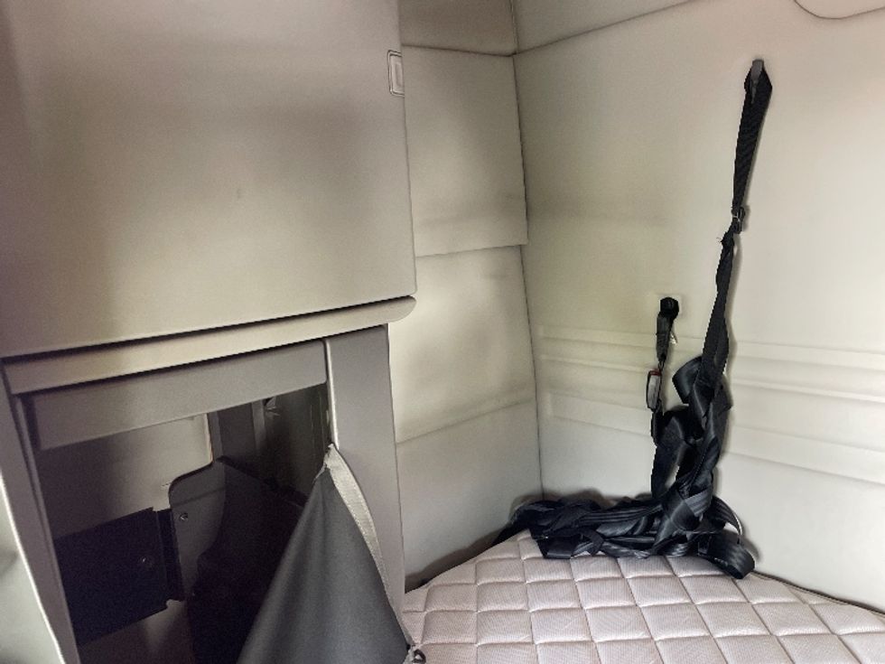 Sleeper Tractor-Heavy Duty Tractors-Volvo-2019-VNR64640-Greensboro-NC-369,287\n\t\tmiles-$ 60,000 - Image 19