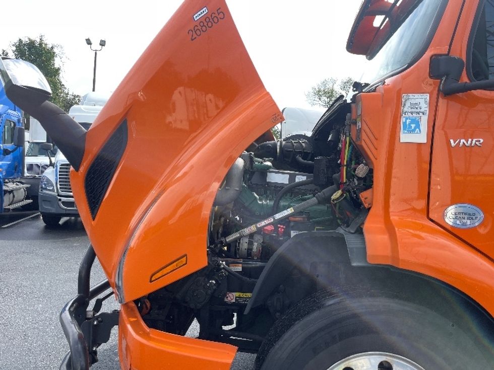 Sleeper Tractor-Heavy Duty Tractors-Volvo-2019-VNR64640-Greensboro-NC-369,287\n\t\tmiles-$ 60,000 - Image 20