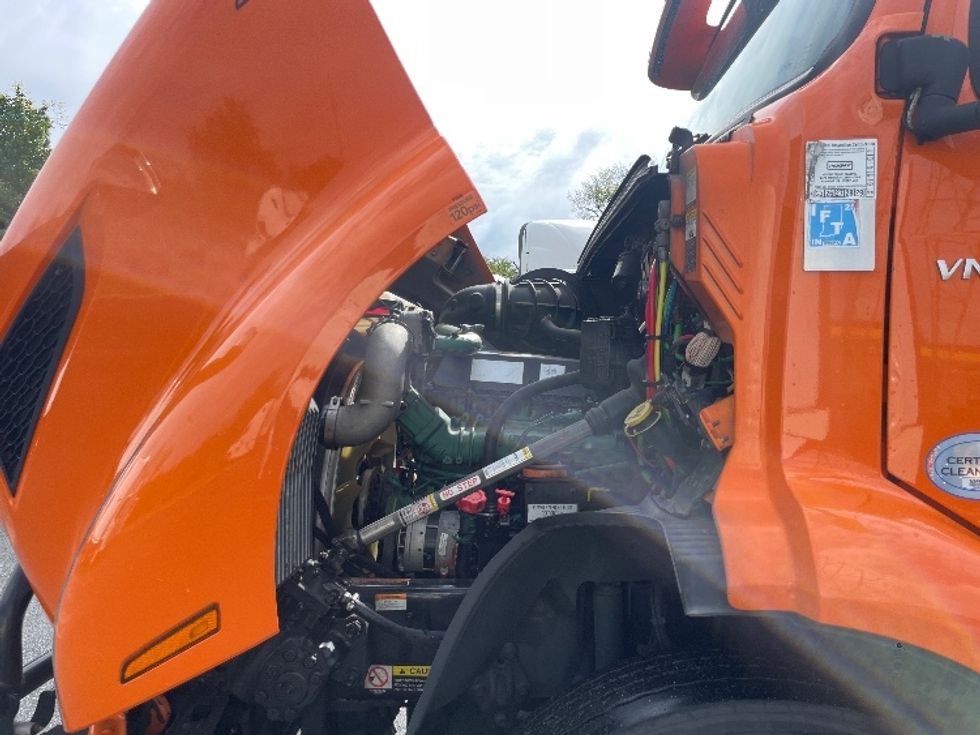Sleeper Tractor-Heavy Duty Tractors-Volvo-2019-VNR64640-Greensboro-NC-369,287\n\t\tmiles-$ 60,000 - Image 21