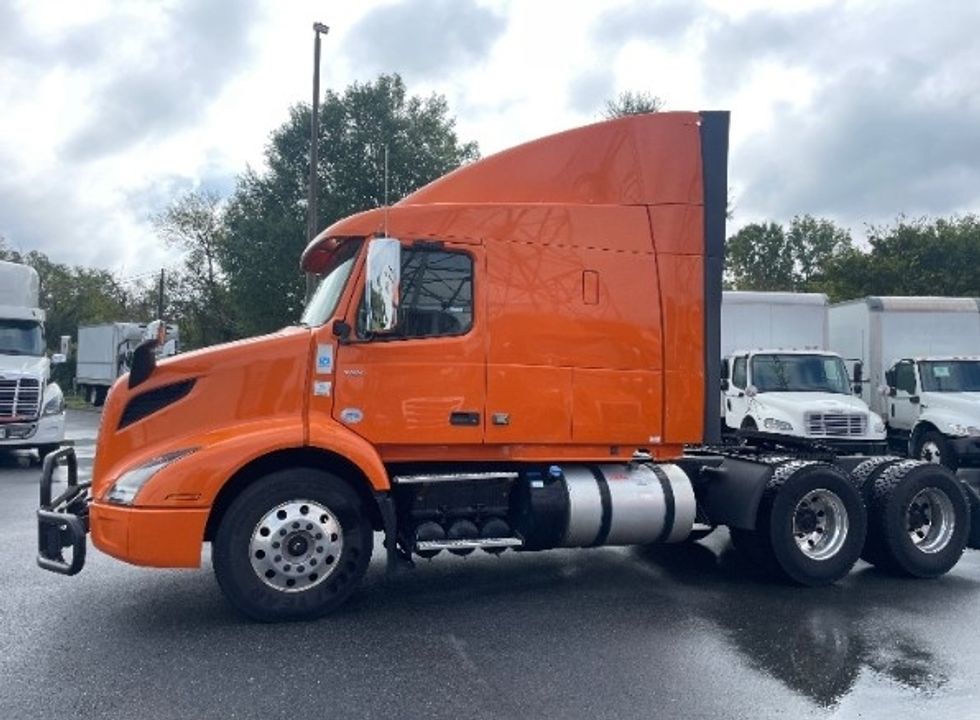 Sleeper Tractor-Heavy Duty Tractors-Volvo-2019-VNR64640-Greensboro-NC-369,287\n\t\tmiles-$ 60,000 - Image 4