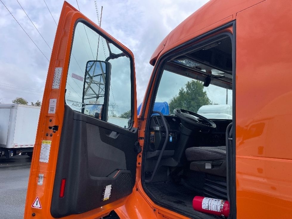 Sleeper Tractor-Heavy Duty Tractors-Volvo-2019-VNR64640-Greensboro-NC-369,287\n\t\tmiles-$ 60,000 - Image 9