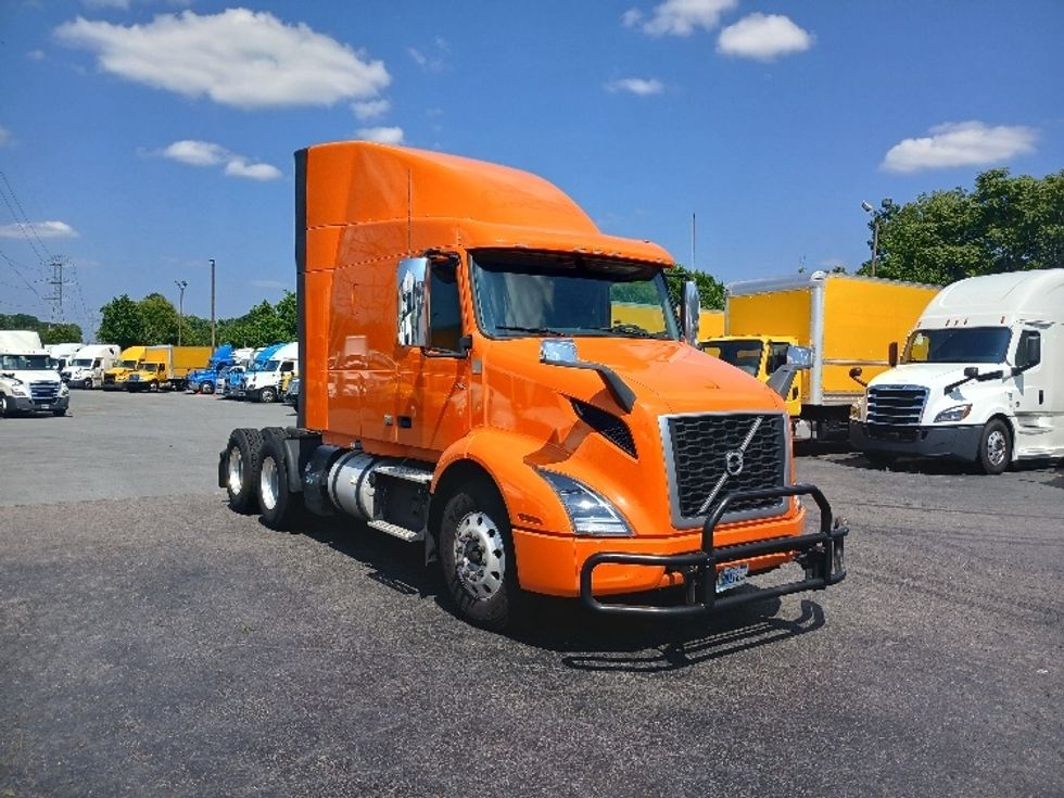 Sleeper Tractor-Heavy Duty Tractors-Volvo-2019-VNR64640-Greensboro-NC-370,323\n\t\tmiles-$ 60,750 - Image 1