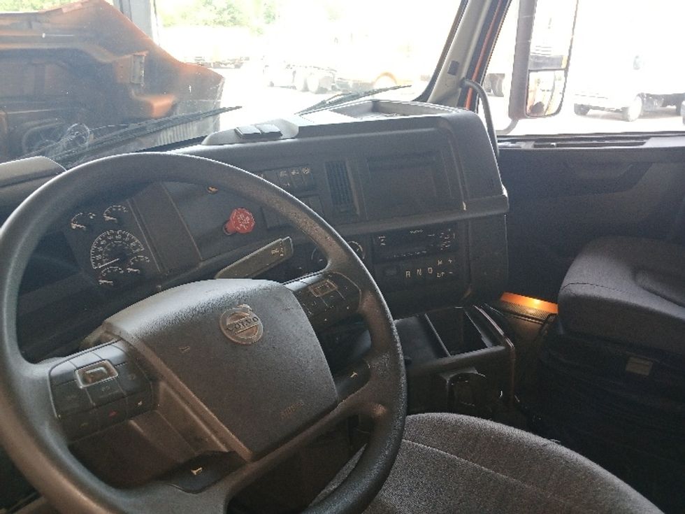 Sleeper Tractor-Heavy Duty Tractors-Volvo-2019-VNR64640-Greensboro-NC-370,323\n\t\tmiles-$ 60,750 - Image 11