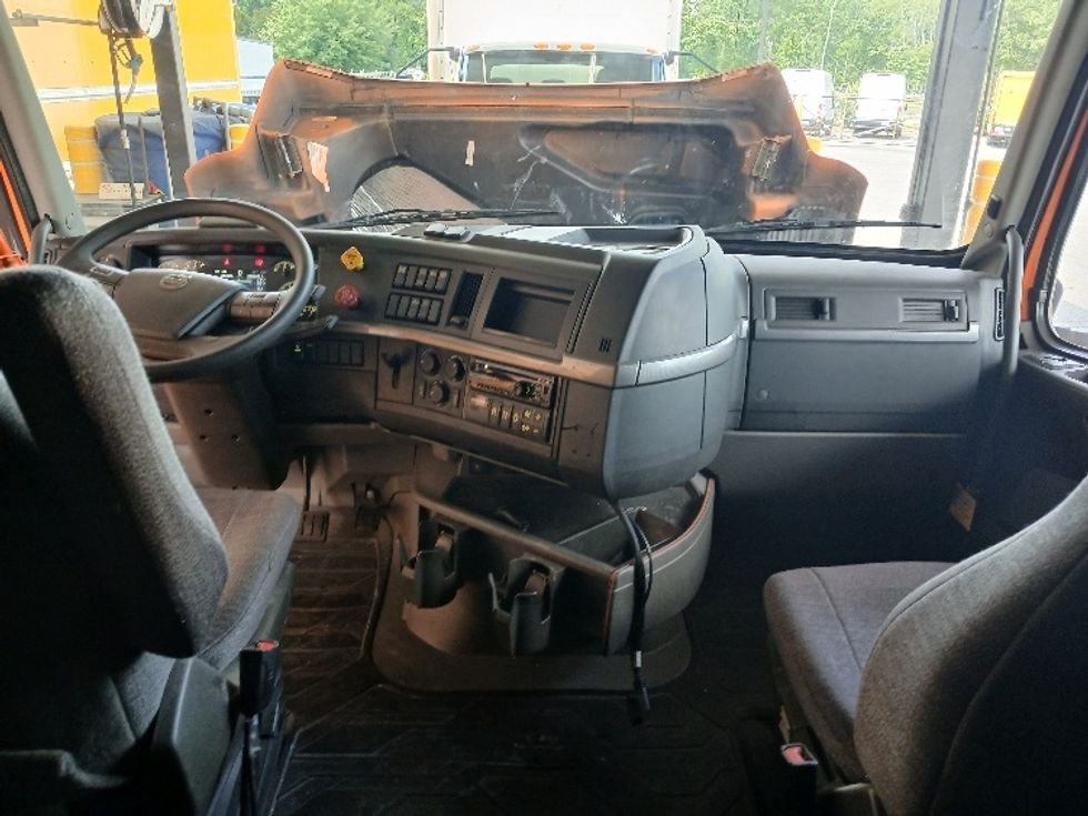 Sleeper Tractor-Heavy Duty Tractors-Volvo-2019-VNR64640-Greensboro-NC-370,323\n\t\tmiles-$ 60,750 - Image 12