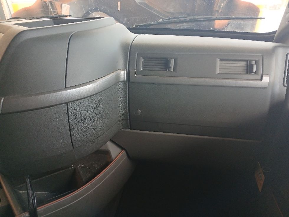 Sleeper Tractor-Heavy Duty Tractors-Volvo-2019-VNR64640-Greensboro-NC-370,323\n\t\tmiles-$ 60,750 - Image 14