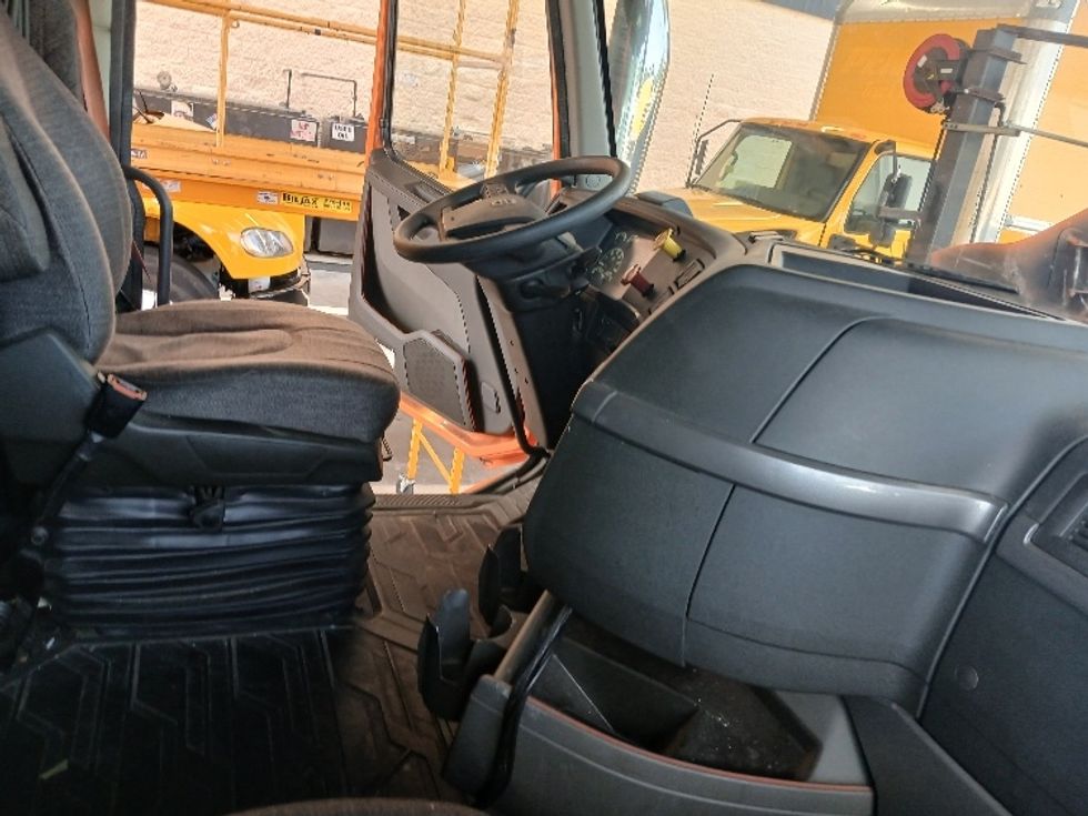 Sleeper Tractor-Heavy Duty Tractors-Volvo-2019-VNR64640-Greensboro-NC-370,323\n\t\tmiles-$ 60,750 - Image 15