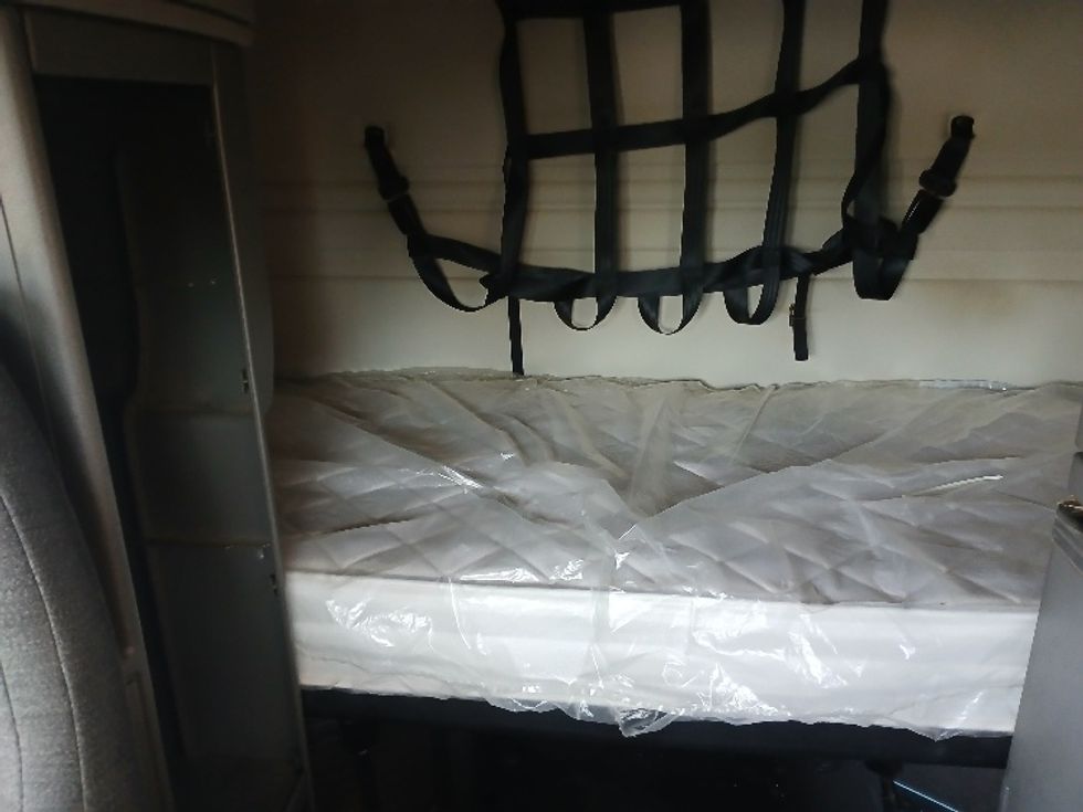 Sleeper Tractor-Heavy Duty Tractors-Volvo-2019-VNR64640-Greensboro-NC-370,323\n\t\tmiles-$ 60,750 - Image 16