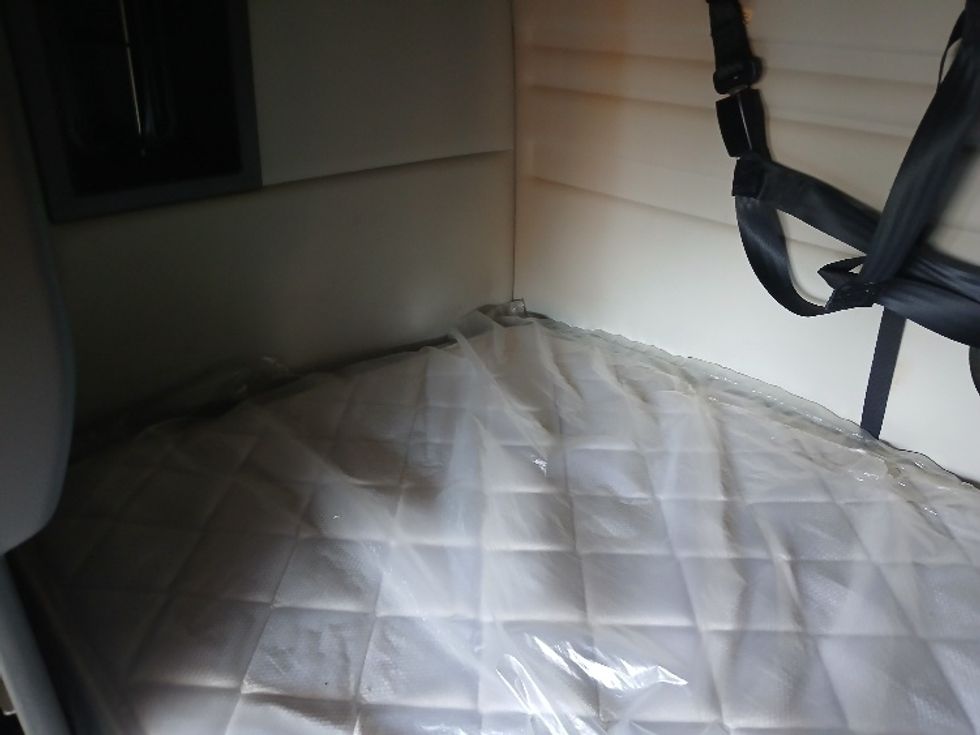 Sleeper Tractor-Heavy Duty Tractors-Volvo-2019-VNR64640-Greensboro-NC-370,323\n\t\tmiles-$ 60,750 - Image 19