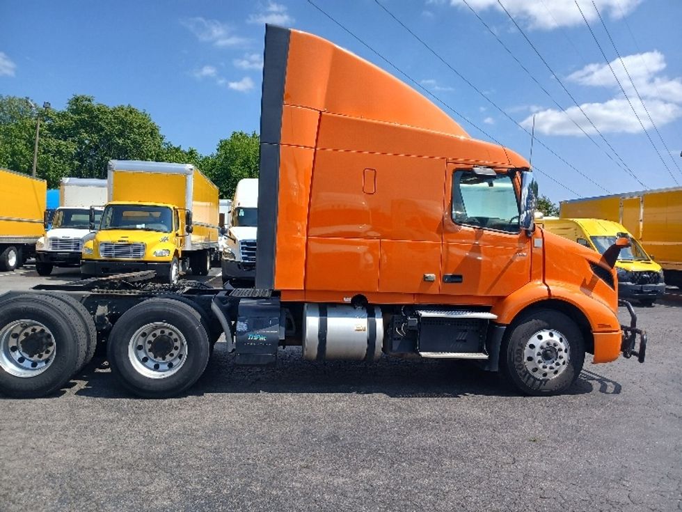 Sleeper Tractor-Heavy Duty Tractors-Volvo-2019-VNR64640-Greensboro-NC-370,323\n\t\tmiles-$ 60,750 - Image 8