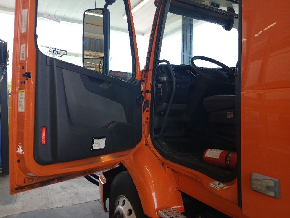 Sleeper Tractor-Heavy Duty Tractors-Volvo-2019-VNR64640-Greensboro-NC-370,323\n\t\tmiles-$ 60,750 - Image 9