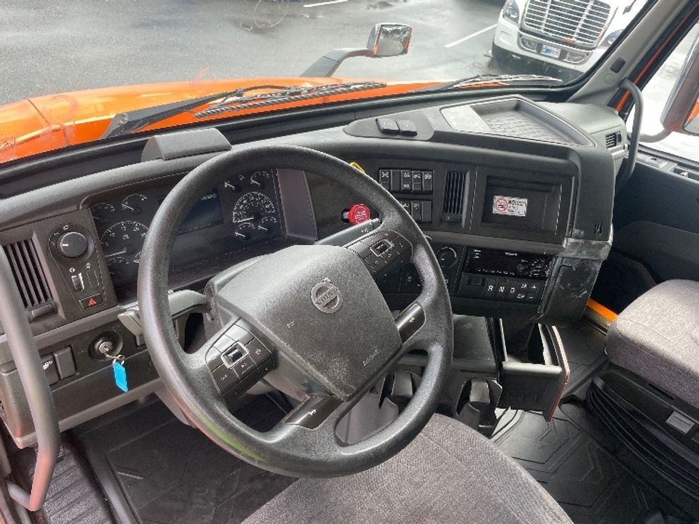 Sleeper Tractor-Heavy Duty Tractors-Volvo-2019-VNR64640-Greensboro-NC-400,061\n\t\tmiles-$ 59,250 - Image 10