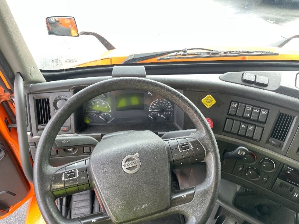 Sleeper Tractor-Heavy Duty Tractors-Volvo-2019-VNR64640-Greensboro-NC-400,061\n\t\tmiles-$ 59,250 - Image 11