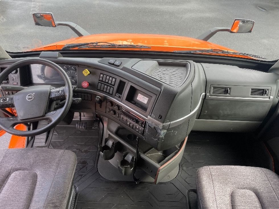 Sleeper Tractor-Heavy Duty Tractors-Volvo-2019-VNR64640-Greensboro-NC-400,061\n\t\tmiles-$ 59,250 - Image 12