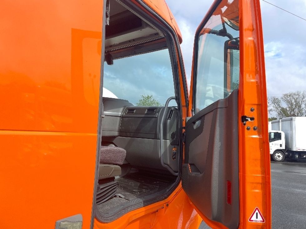 Sleeper Tractor-Heavy Duty Tractors-Volvo-2019-VNR64640-Greensboro-NC-400,061\n\t\tmiles-$ 59,250 - Image 13