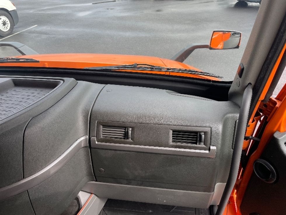 Sleeper Tractor-Heavy Duty Tractors-Volvo-2019-VNR64640-Greensboro-NC-400,061\n\t\tmiles-$ 59,250 - Image 14