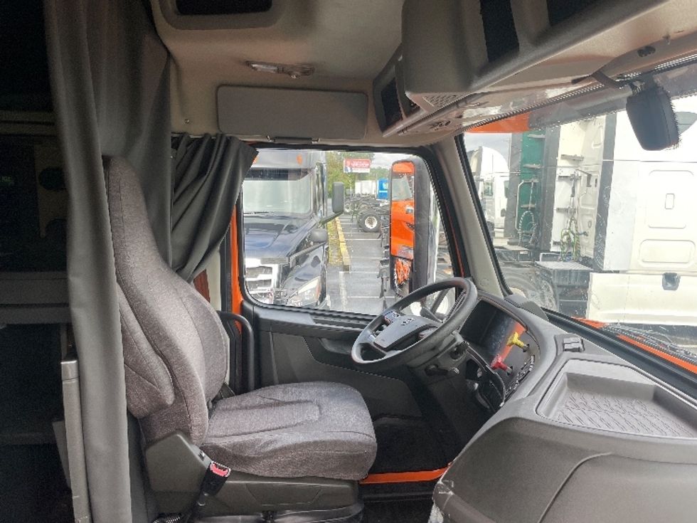 Sleeper Tractor-Heavy Duty Tractors-Volvo-2019-VNR64640-Greensboro-NC-400,061\n\t\tmiles-$ 59,250 - Image 15