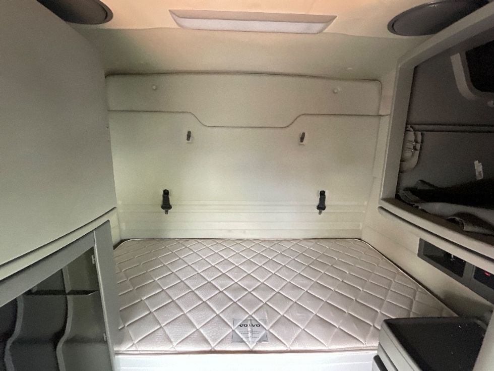 Sleeper Tractor-Heavy Duty Tractors-Volvo-2019-VNR64640-Greensboro-NC-400,061\n\t\tmiles-$ 59,250 - Image 16