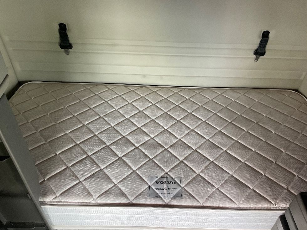 Sleeper Tractor-Heavy Duty Tractors-Volvo-2019-VNR64640-Greensboro-NC-400,061\n\t\tmiles-$ 59,250 - Image 17