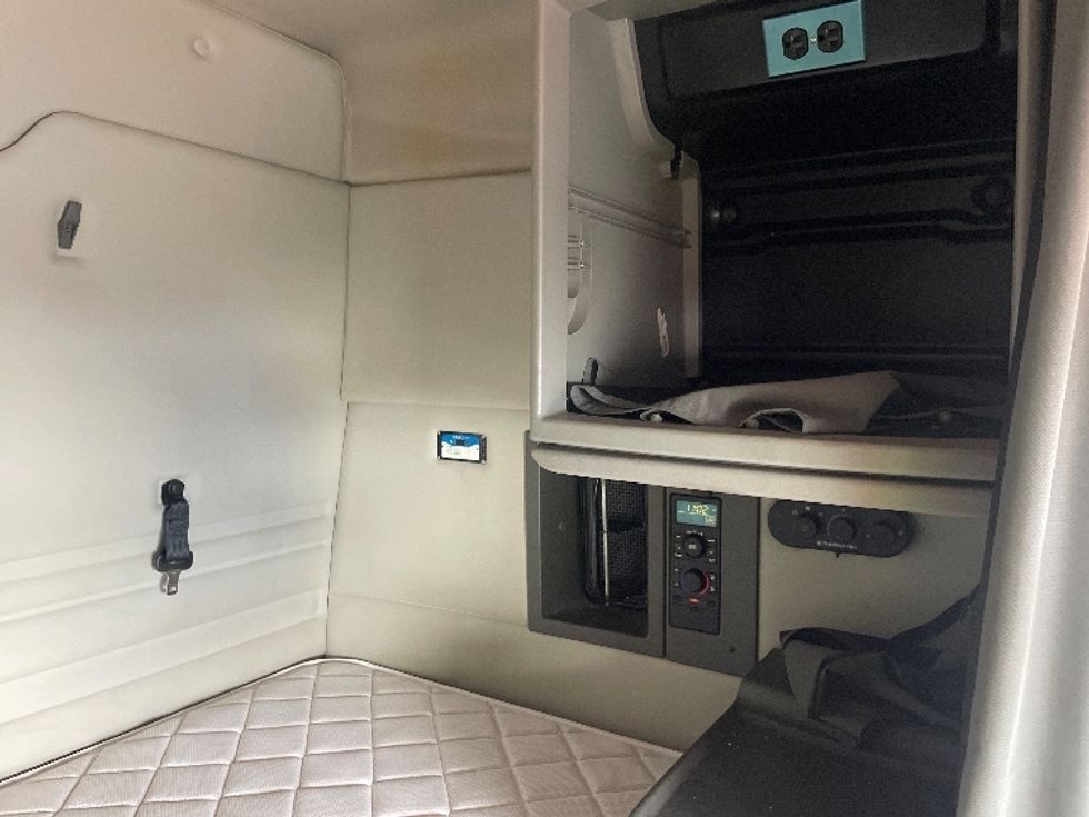 Sleeper Tractor-Heavy Duty Tractors-Volvo-2019-VNR64640-Greensboro-NC-400,061\n\t\tmiles-$ 59,250 - Image 18