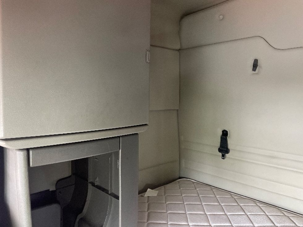 Sleeper Tractor-Heavy Duty Tractors-Volvo-2019-VNR64640-Greensboro-NC-400,061\n\t\tmiles-$ 59,250 - Image 19