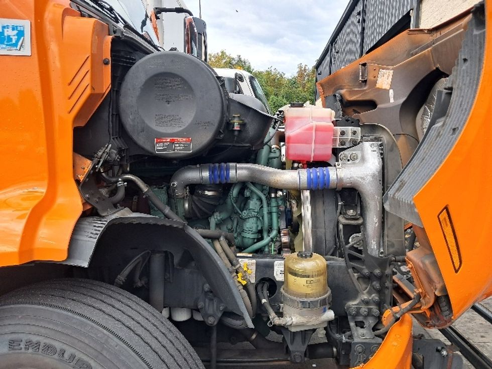 Sleeper Tractor-Heavy Duty Tractors-Volvo-2019-VNR64640-Greensboro-NC-400,061\n\t\tmiles-$ 59,250 - Image 20