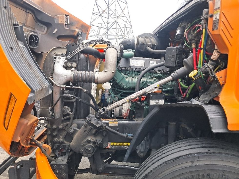 Sleeper Tractor-Heavy Duty Tractors-Volvo-2019-VNR64640-Greensboro-NC-400,061\n\t\tmiles-$ 59,250 - Image 21