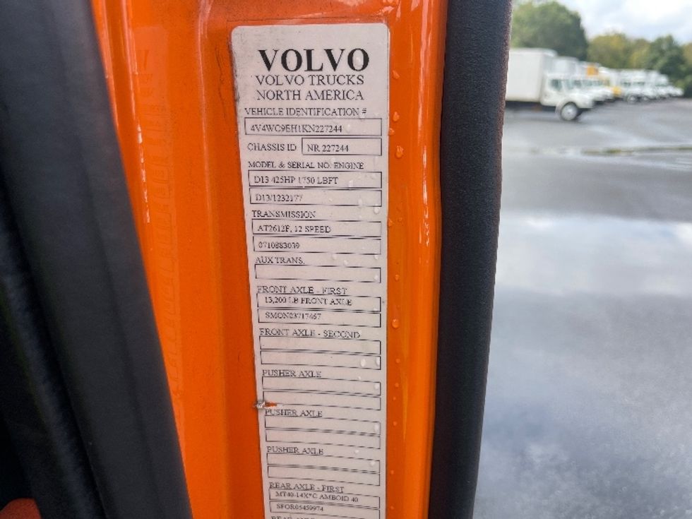 Sleeper Tractor-Heavy Duty Tractors-Volvo-2019-VNR64640-Greensboro-NC-400,061\n\t\tmiles-$ 59,250 - Image 22