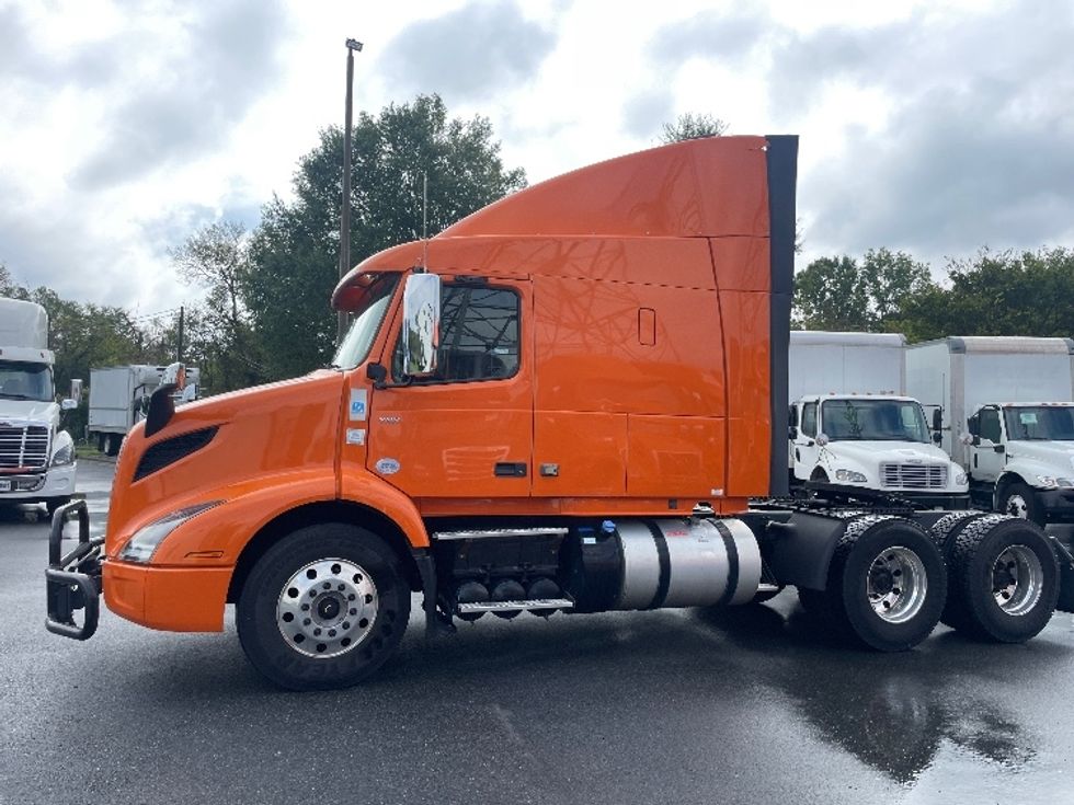 2019 Volvo Truck VNR photo 4