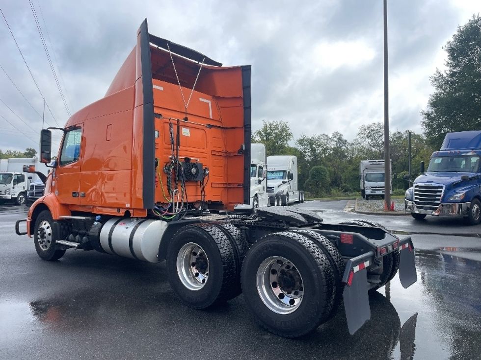Sleeper Tractor-Heavy Duty Tractors-Volvo-2019-VNR64640-Greensboro-NC-400,061\n\t\tmiles-$ 59,250 - Image 5