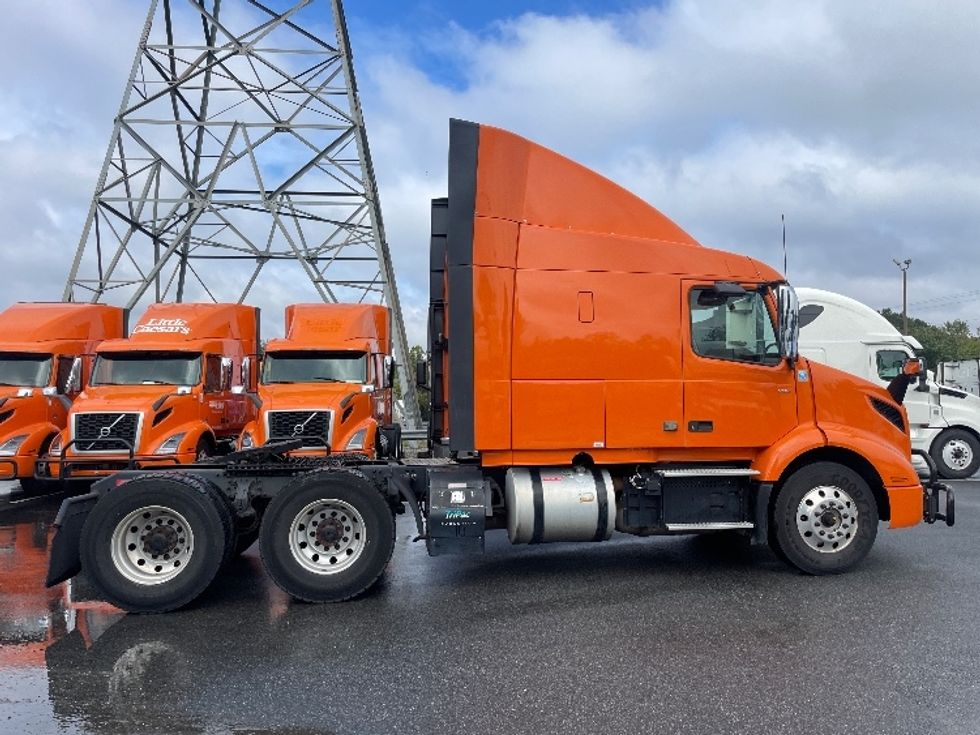 Sleeper Tractor-Heavy Duty Tractors-Volvo-2019-VNR64640-Greensboro-NC-400,061\n\t\tmiles-$ 59,250 - Image 8