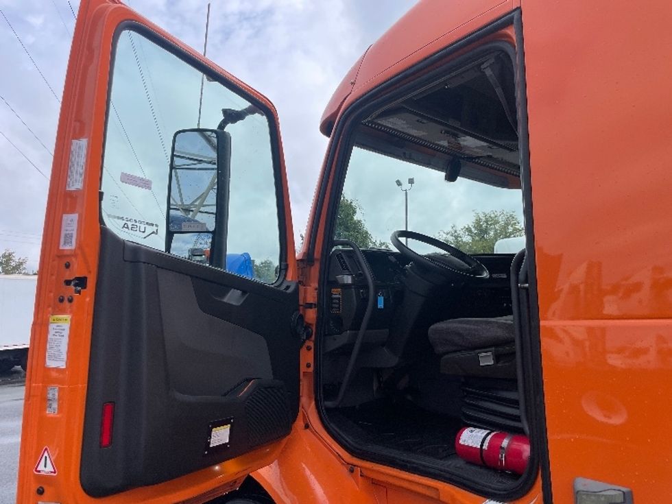 Sleeper Tractor-Heavy Duty Tractors-Volvo-2019-VNR64640-Greensboro-NC-400,061\n\t\tmiles-$ 59,250 - Image 9