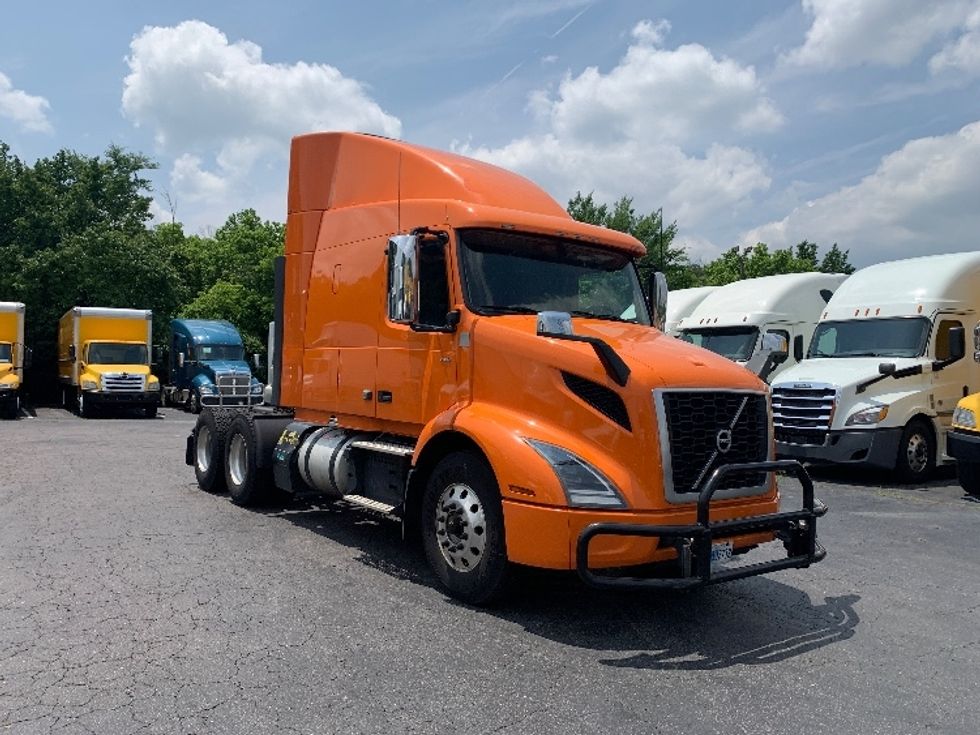 Sleeper Tractor-Heavy Duty Tractors-Volvo-2019-VNR64640-Greensboro-NC-412,743\n\t\tmiles-$ 58,500 - Image 1