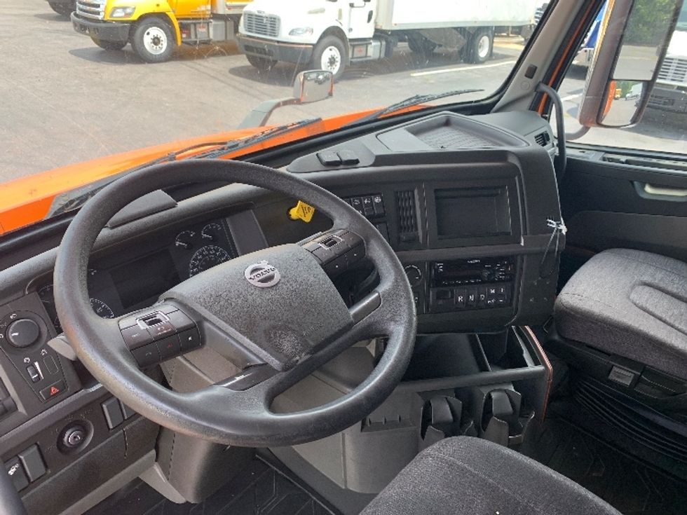 Sleeper Tractor-Heavy Duty Tractors-Volvo-2019-VNR64640-Greensboro-NC-412,743\n\t\tmiles-$ 58,500 - Image 10