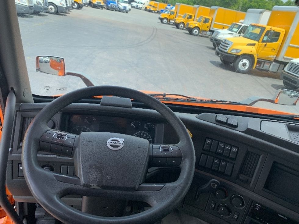 Sleeper Tractor-Heavy Duty Tractors-Volvo-2019-VNR64640-Greensboro-NC-412,743\n\t\tmiles-$ 58,500 - Image 11