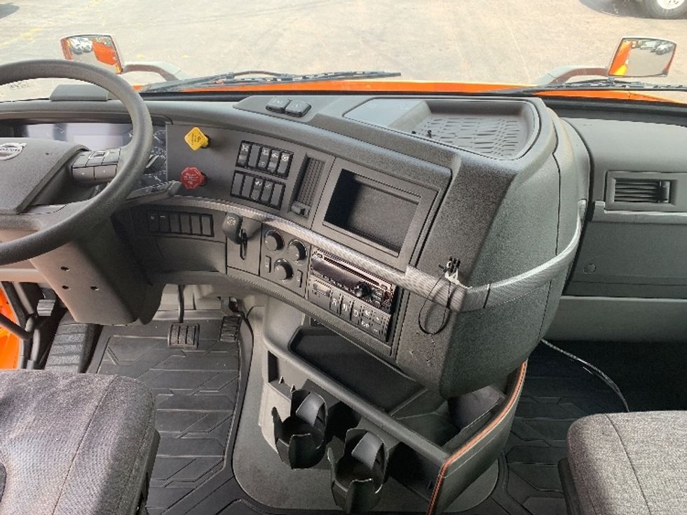 Sleeper Tractor-Heavy Duty Tractors-Volvo-2019-VNR64640-Greensboro-NC-412,743\n\t\tmiles-$ 58,500 - Image 12